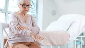 Senhora com Parkinson